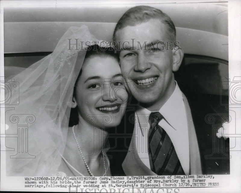 Load image into Gallery viewer, 1955 Press Photo Wash DC Corp Thomas Truitt &amp; bride Jane Hadley - ned17136
