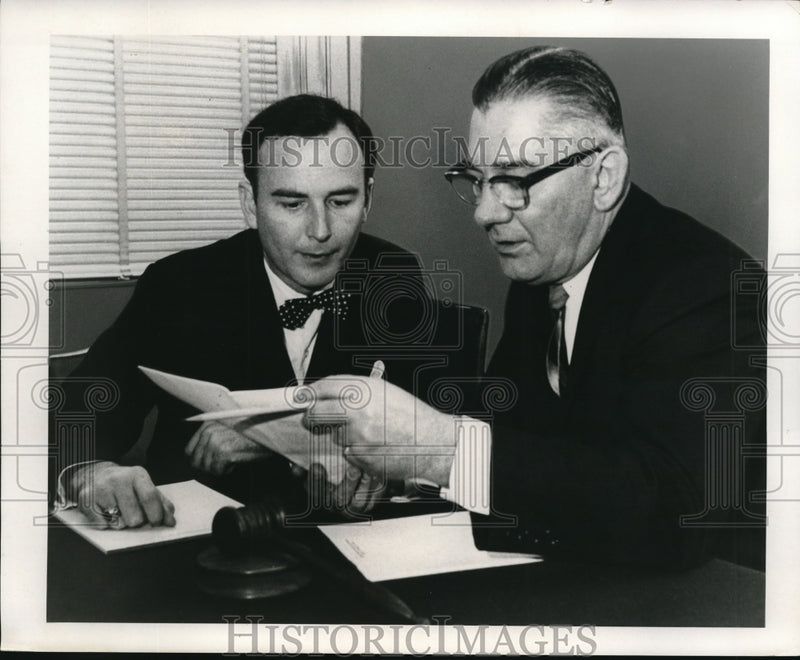Load image into Gallery viewer, 1968 Press Photo San Thomasson of SHNA &amp; Wilbur D Mills
