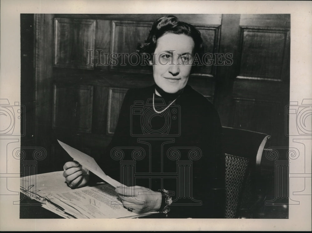 1939 Press Photo Elizabeth Taylor of American T& T Company