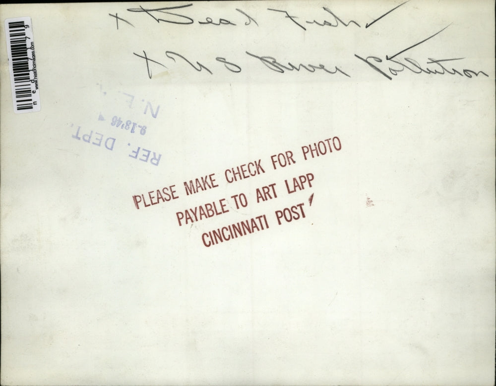 1946 Press Photo Cinncinati Ohio Fish Mgt R Rhodes & H Brand check poisoned carp