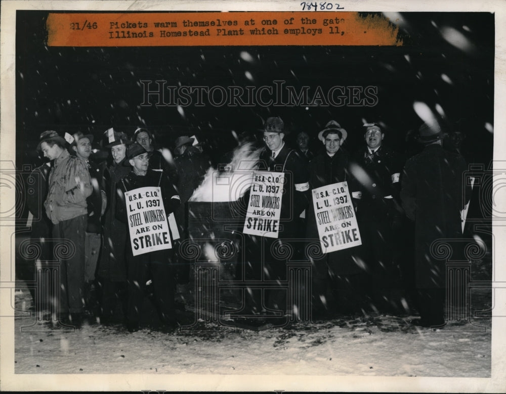 1946 Press Photo Carnegie-Illinois Plant Workers Warm Up While On Strike
