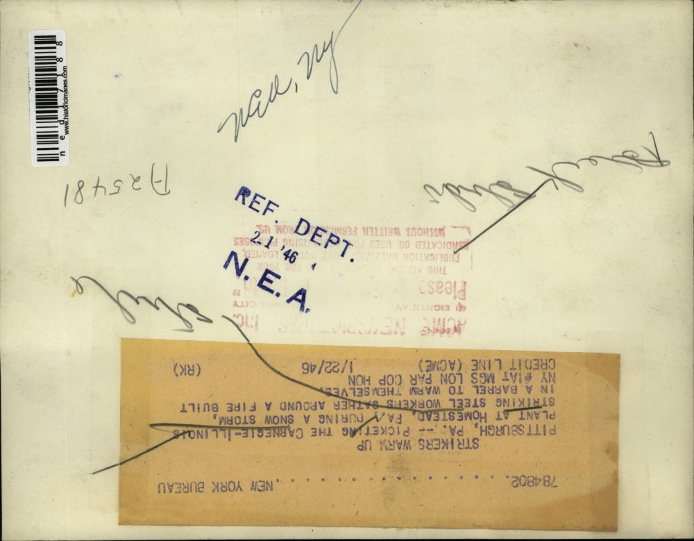 1946 Press Photo Carnegie-Illinois Plant Workers Warm Up While On Strike