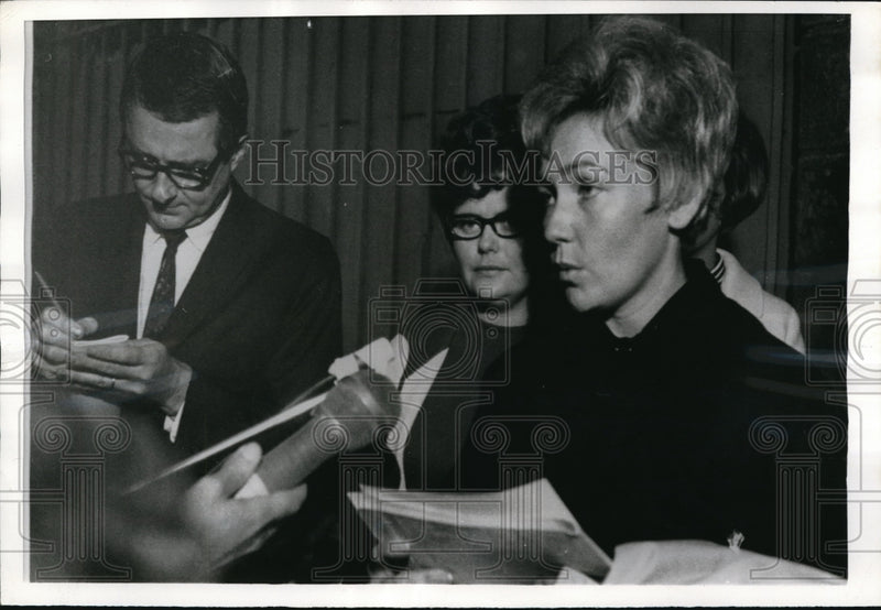 Load image into Gallery viewer, 1969 Press Photo Mrs. Carol Friessel Holds Press Conference On Missing Husbands
