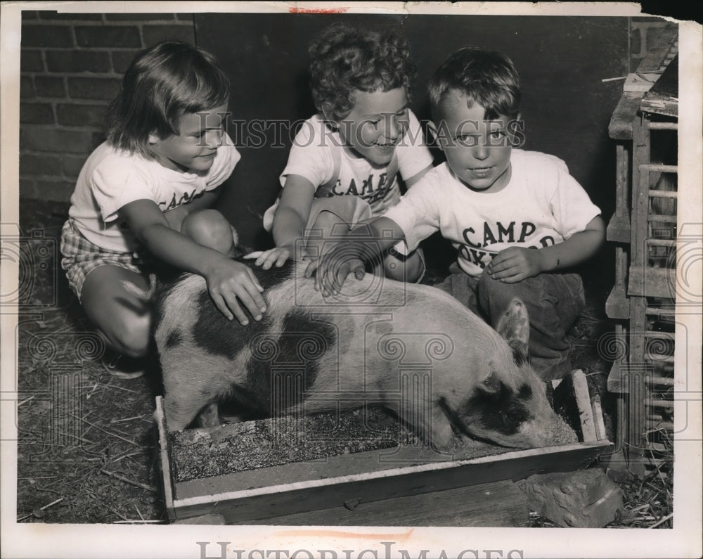 1956 Press Photo Susan Jenkins,Vicky Duff & Lester Ficzeri (L-R) with Mrs. Grunt
