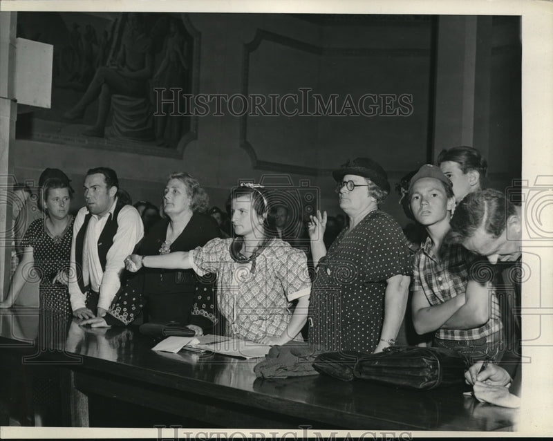 Load image into Gallery viewer, 1938 Press Photo Workers Alliance Members' C. Jacobson, M. McGregor &amp; M. Busby

