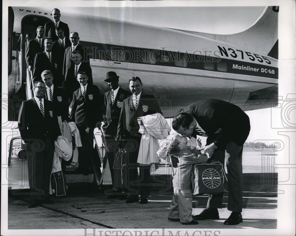 1962 Press Photo Dick Howard 6-7 bends more than double to tell 2 yr old Dick Jr