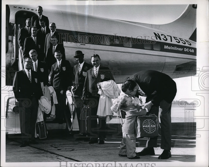 Load image into Gallery viewer, 1962 Press Photo Dick Howard 6-7 bends more than double to tell 2 yr old Dick Jr
