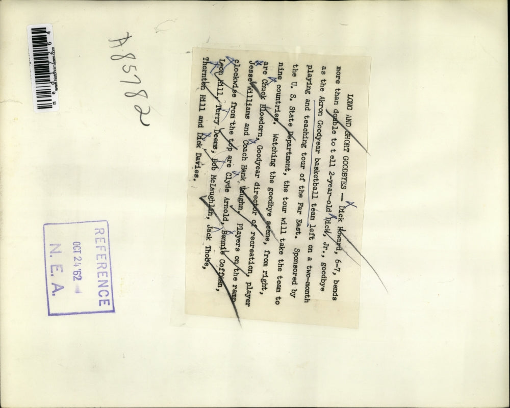 1962 Press Photo Dick Howard 6-7 bends more than double to tell 2 yr old Dick Jr