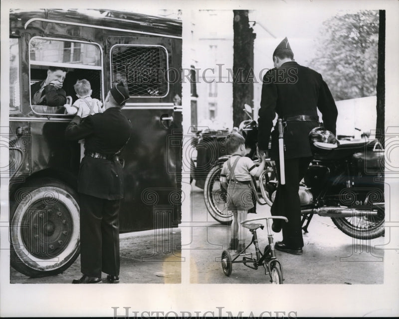 Load image into Gallery viewer, 1958 Press Photo Paris this yongsters frist contact with police came at early
