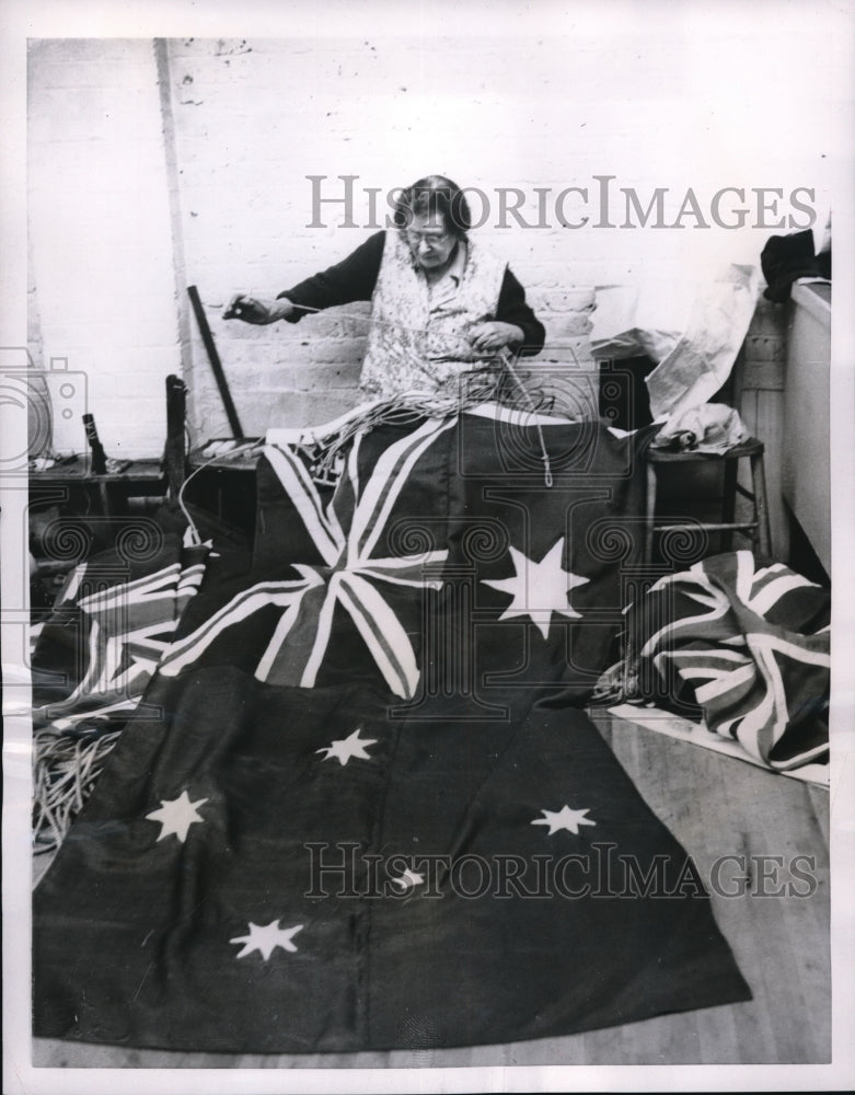 1952 Press Photo Mrs. L. E. Gore Works On 2 1/2 Yard Long Australian Flag