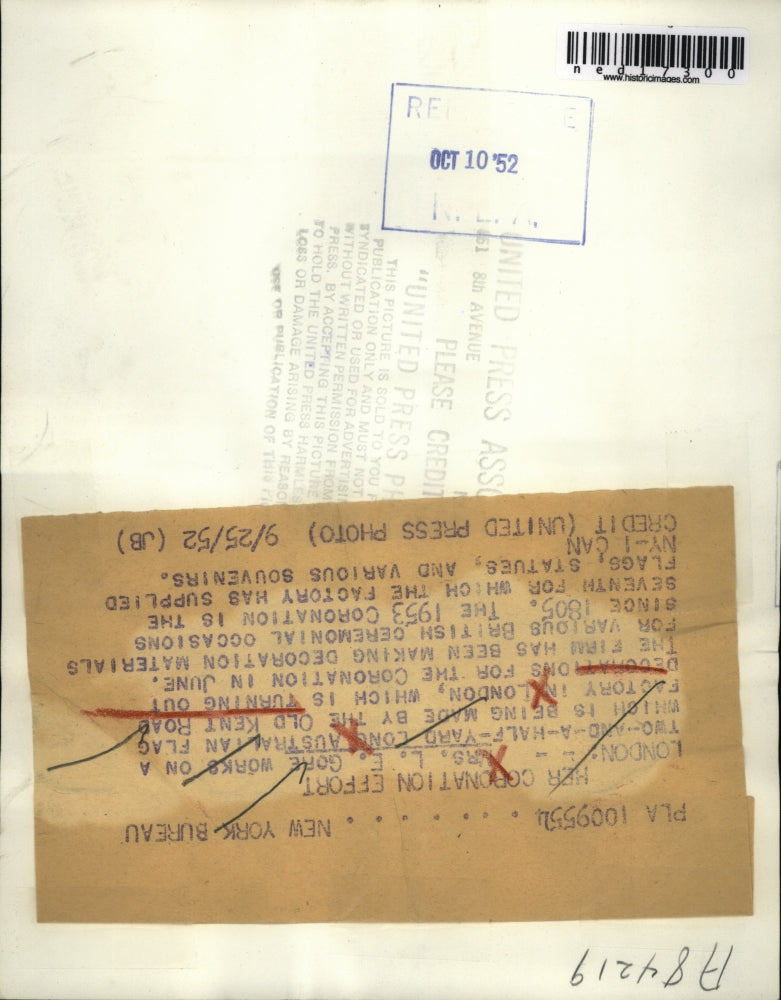 1952 Press Photo Mrs. L. E. Gore Works On 2 1/2 Yard Long Australian Flag