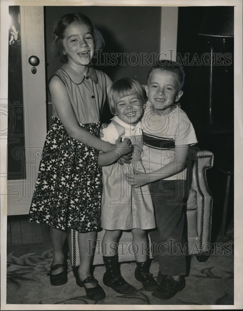 1955 Press Photo Cathy, Margaret, Terrence Sheehe Posing Together