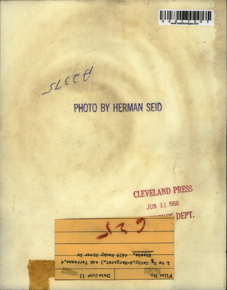 1955 Press Photo Cathy, Margaret, Terrence Sheehe Posing Together