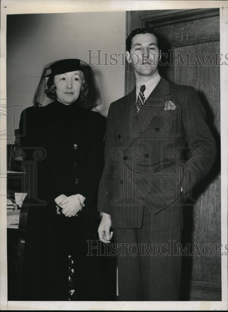Load image into Gallery viewer, 1938 Press Photo Mr. And Mrs. Leonard N. Bisco Combine Honeymoon And Trial
