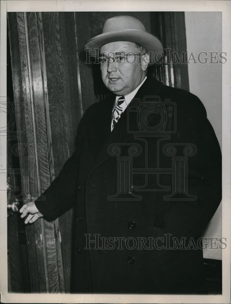 Load image into Gallery viewer, 1945 Press Photo Harold Pearson Attends Court Hearing On Government Conspiracy
