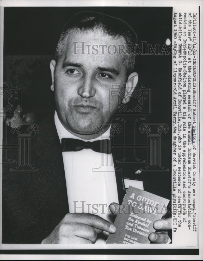 Load image into Gallery viewer, 1962 Press Photo Robert Shelton Named Sheriff Of The Year
