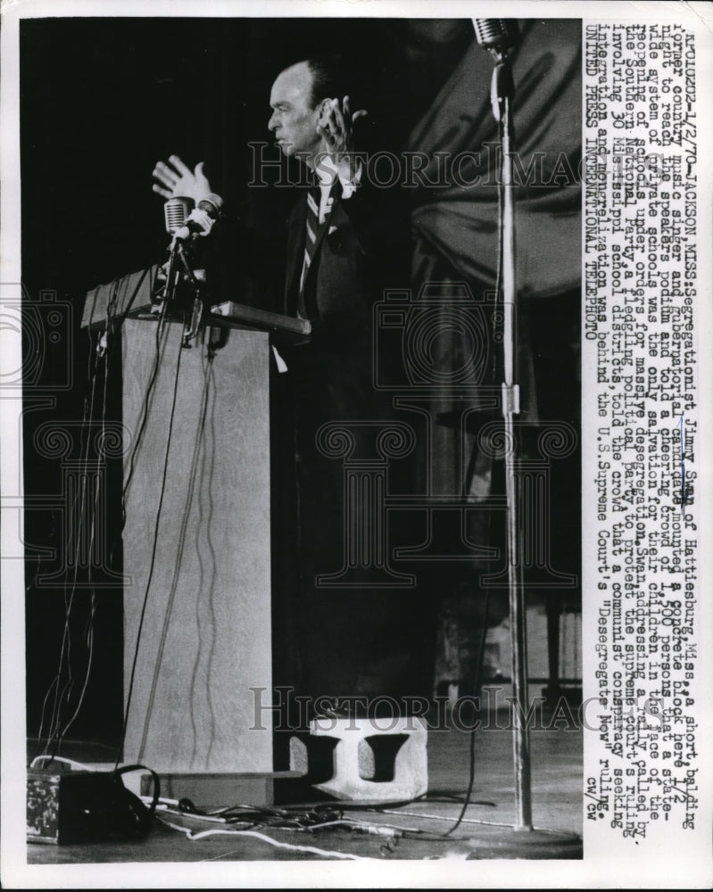 1970 Press Photo Jimmy Swan Stands On Cement Block To Address Crowd Of 1,500