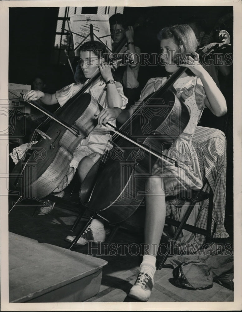1948 Press Photo Colleen Smith And Marilyn Bishop In The Children's Symphony