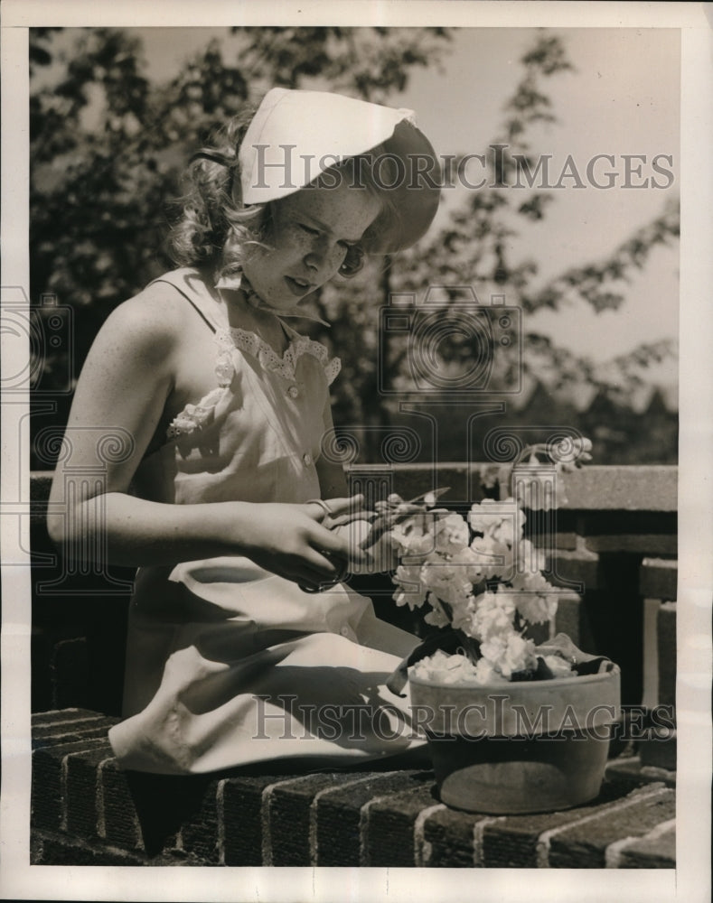 1940 Press Photo 3 Piece Sun Set Allows Joan McCanna Catch All The Rays