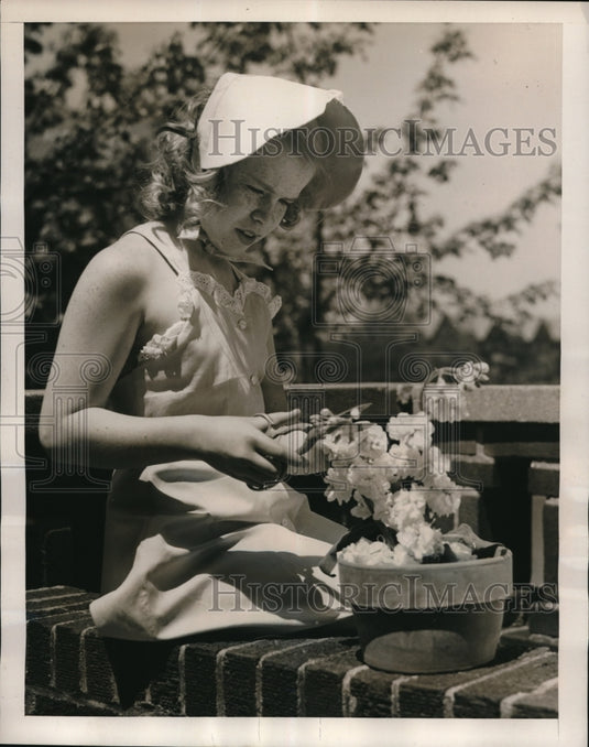 1940 Press Photo 3 Piece Sun Set Allows Joan McCanna Catch All The Rays