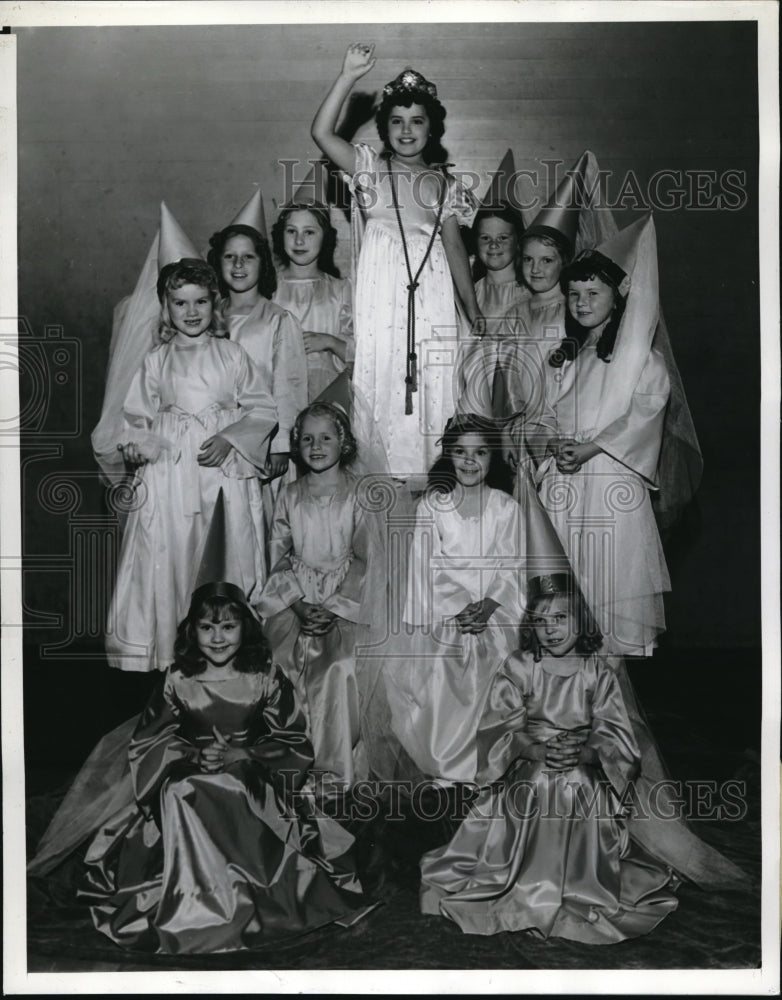 1940 Press Photo Los Angeles, Young Girls Perform In Storybrook Parade
