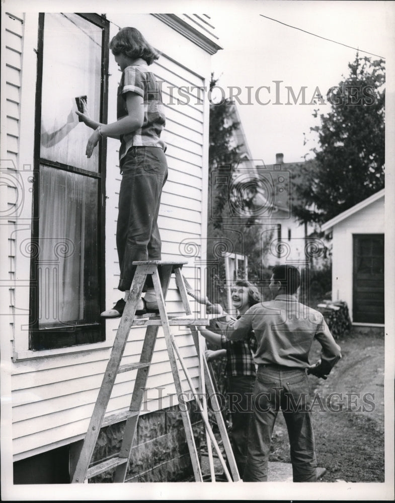 Load image into Gallery viewer, 1953 Press Photo Holloween prank backfired
