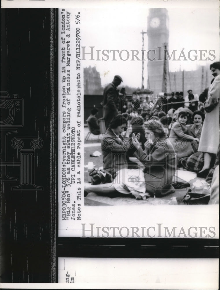 Load image into Gallery viewer, 1960 Press Photo Overnight campers in front of London's Big Ben

