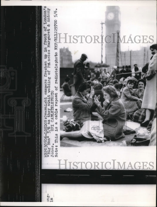1960 Press Photo Overnight campers in front of London's Big Ben