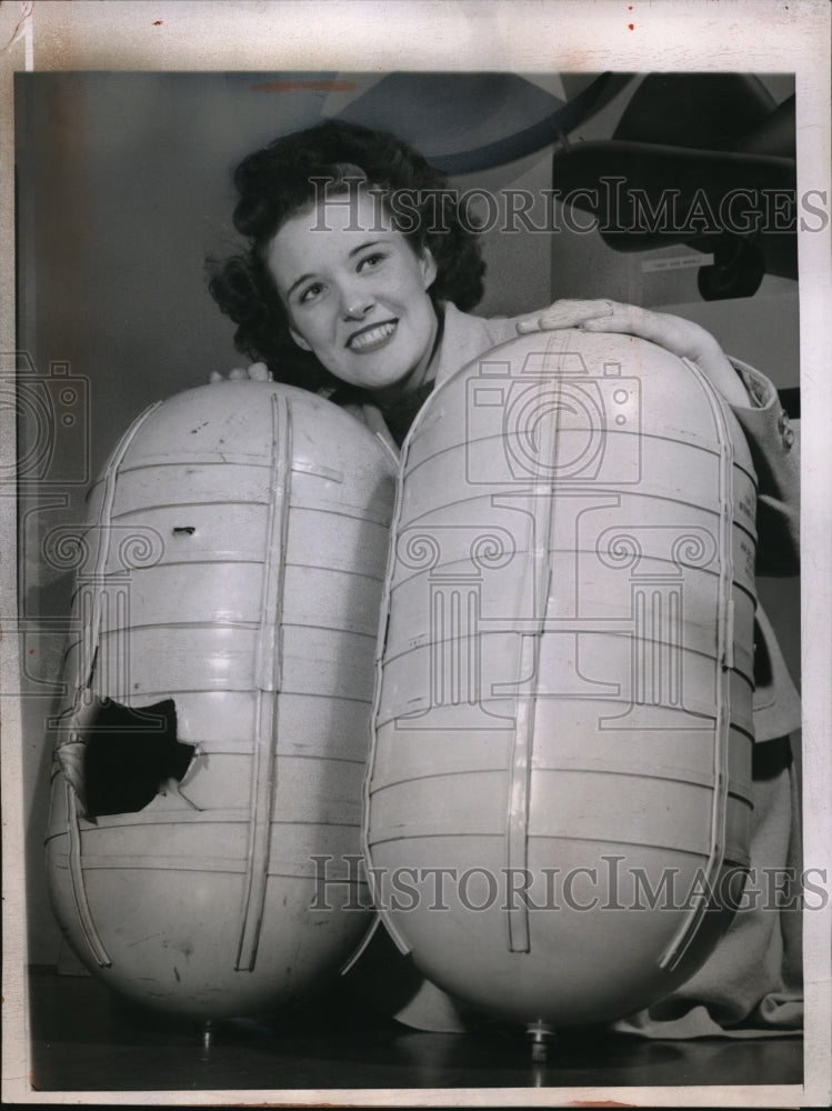 1943 Press Photo Chicago cylinders carrying compressed oxygen for use in high