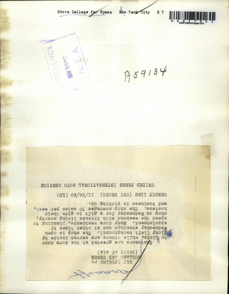 1960 Press Photo Dorm shopping customers greeted by Linda while others are