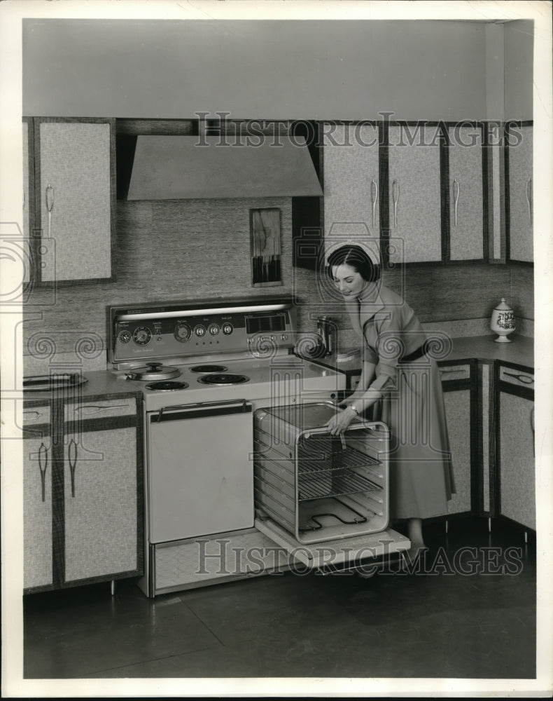 Load image into Gallery viewer, 1958 Press Photo New Frigidaire oven &amp; range in a kitchen display
