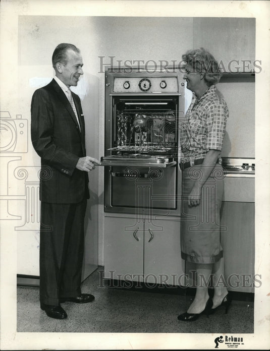 1958 Press Photo Lehan Dist Co display of oven range built into a wall