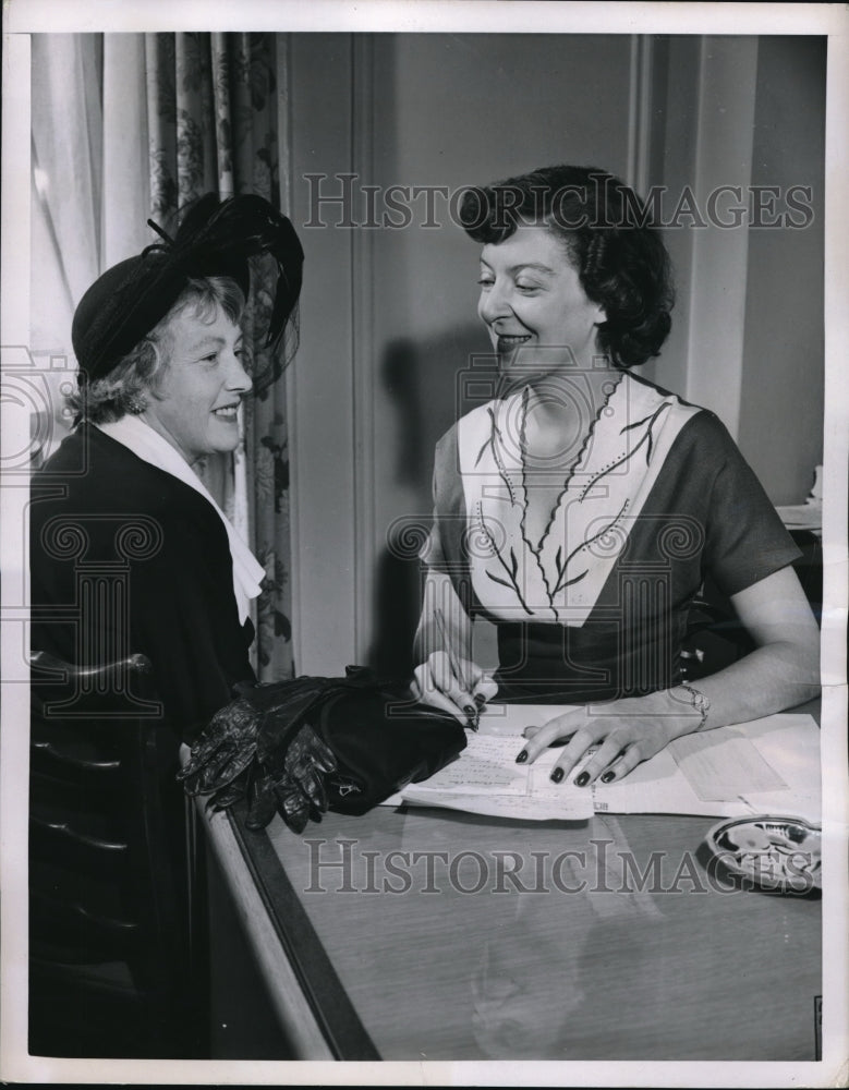1950 Press Photo Mrs Marjorie Taylor, Anne Heywood at Career Changing center