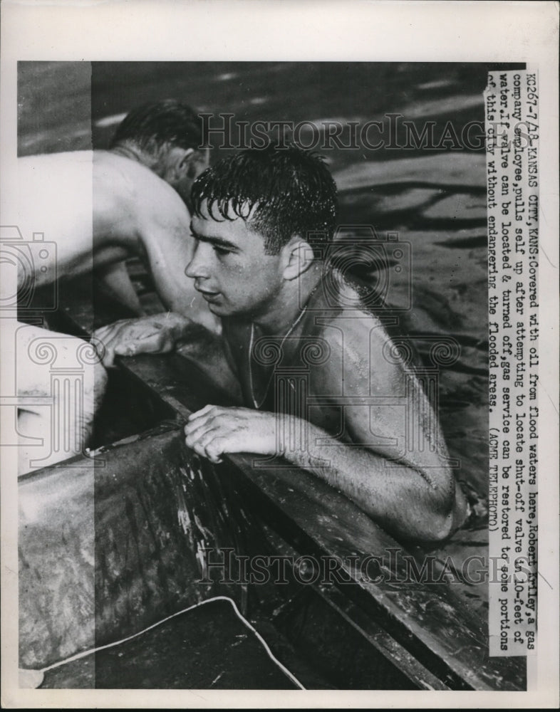 Load image into Gallery viewer, 1951 Press Photo Kansas City Kans. Rbt Krilley rescued from flood &amp; gas explosio
