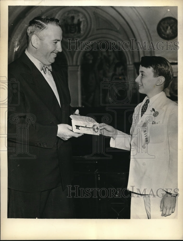 Load image into Gallery viewer, 1941 Press Photo Atlantic City NJ Mayor Thomas Taggart &amp; Beth Spaulding
