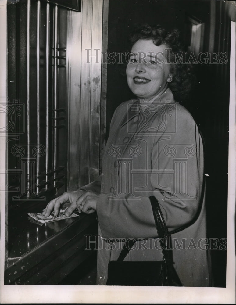 1951 Press Photo Mrs Mary Ann Turoso at Maple Heights Ohio for mail order