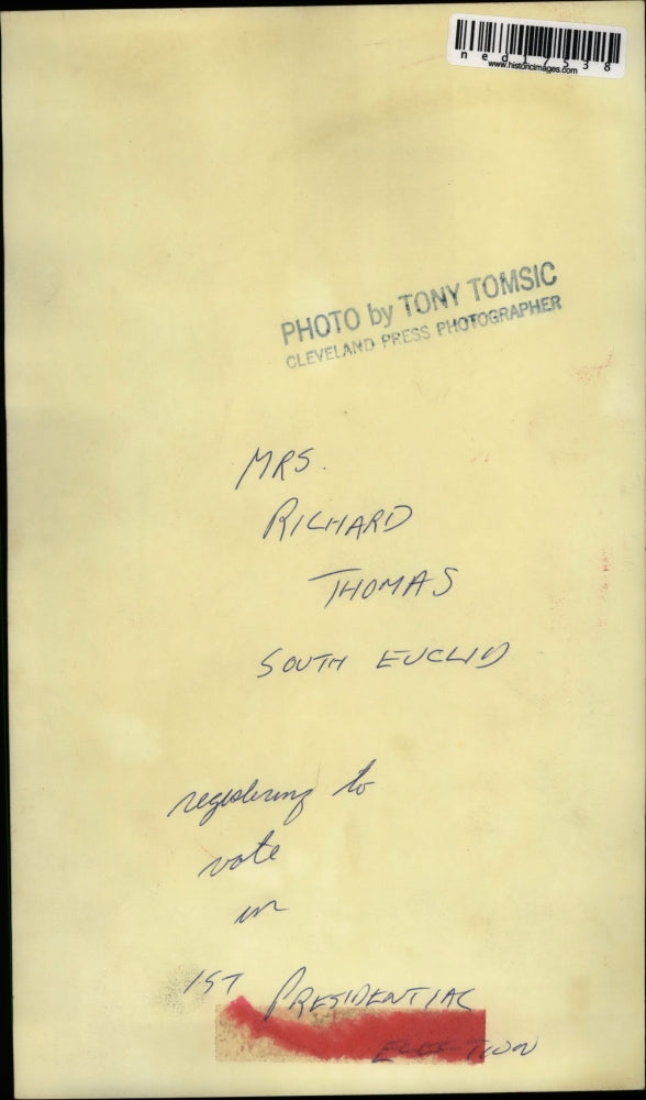 Load image into Gallery viewer, Press Photo Mrs Richard Thomas to vote in her 1st Presidential election
