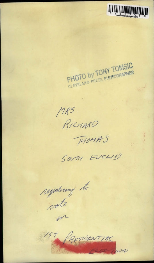 Press Photo Mrs Richard Thomas to vote in her 1st Presidential election