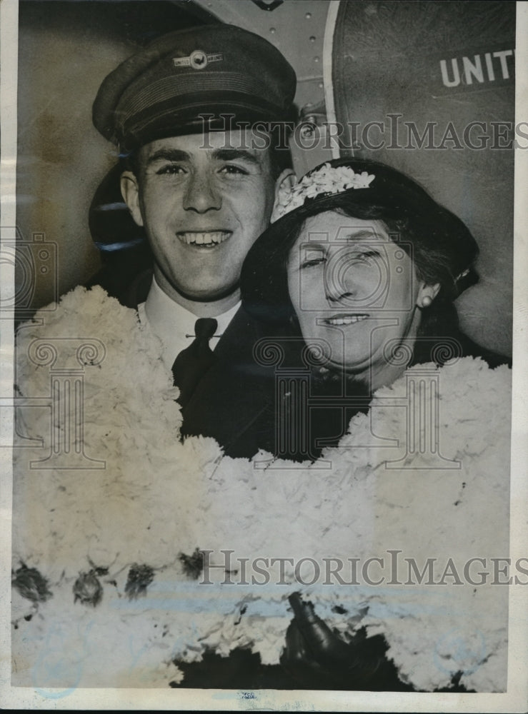 1933 Press Photo United Line Chief Pilot, Harold Tarrant and mother.
