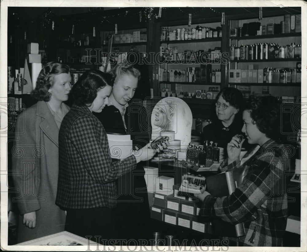 1941 Press Photo Flo Dawley, D Emahoff, E Jacobi, E Davis, at perfume counter