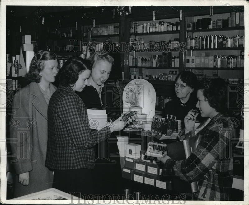 Load image into Gallery viewer, 1941 Press Photo Flo Dawley, D Emahoff, E Jacobi, E Davis, at perfume counter
