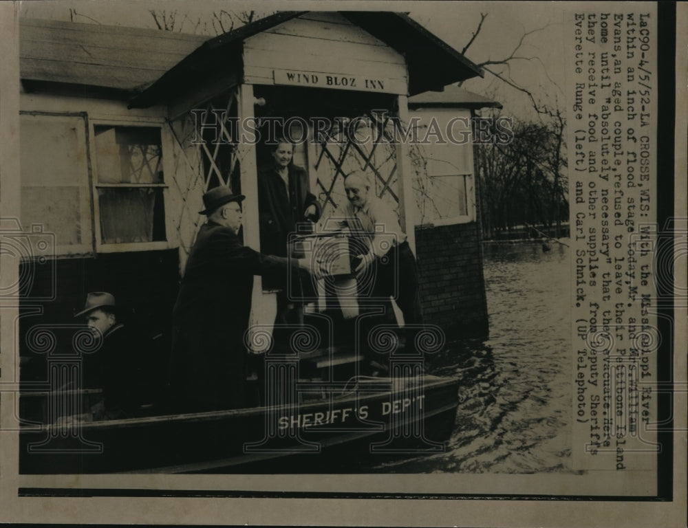 1952 Press Photo La Crosse Wis Mr & Mrs Wm Evans in Mississippi river flood