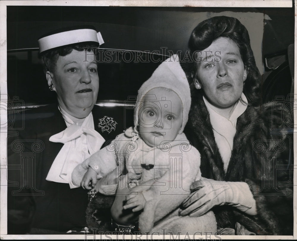 1946 Press Photo Wash DC Mrs Shirley Vetter baby Tamara & mom Mrs Rowland