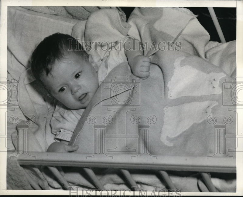 Load image into Gallery viewer, 1938 Press Photo Baby Varnell child of Mo V - ned17649
