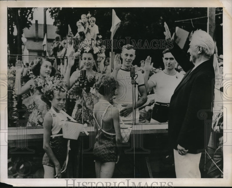 Load image into Gallery viewer, 1939 Press Photo Sturgeon Bay Wis Geneieve Demars, F Blasier, G Demass, R Laly
