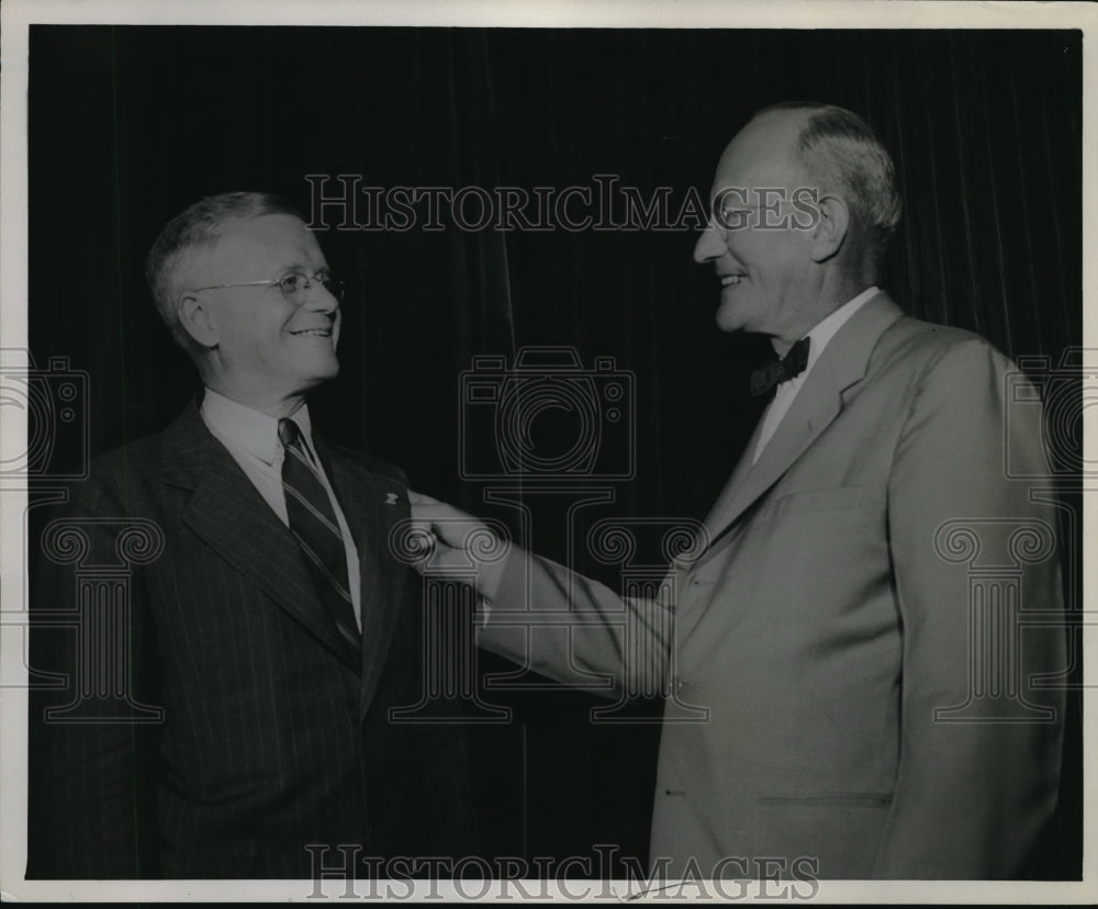 1943 Press Photo Central United Bank F C Schlundt Pres Quarter Century Club and