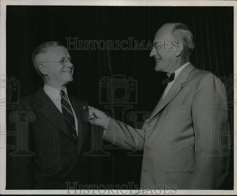 Load image into Gallery viewer, 1943 Press Photo Central United Bank F C Schlundt Pres Quarter Century Club and

