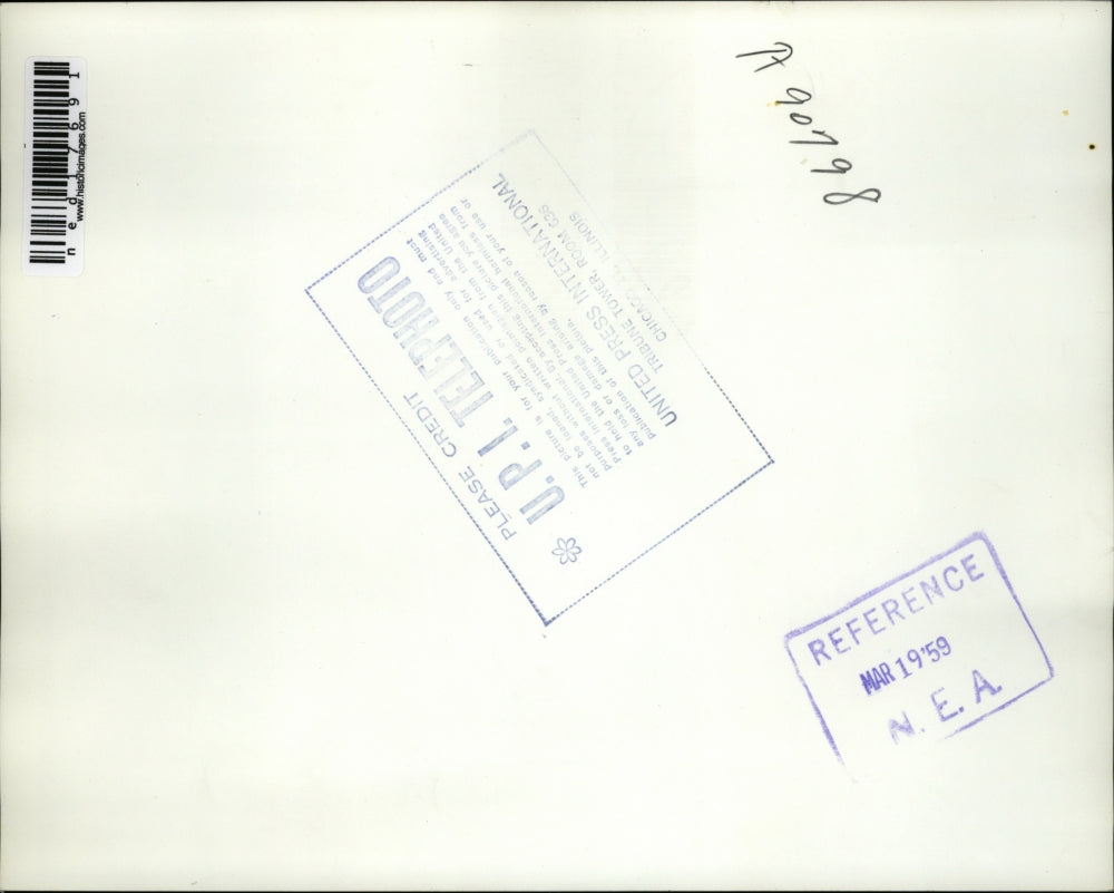 1959 Press Photo San Francisco Stewardess Barbara Healy explains oxygen system