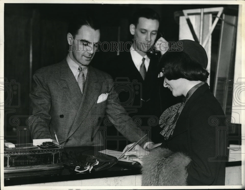 1935 Press Photo Two Gentlemen work at Biltmore hotel in Los Angeles
