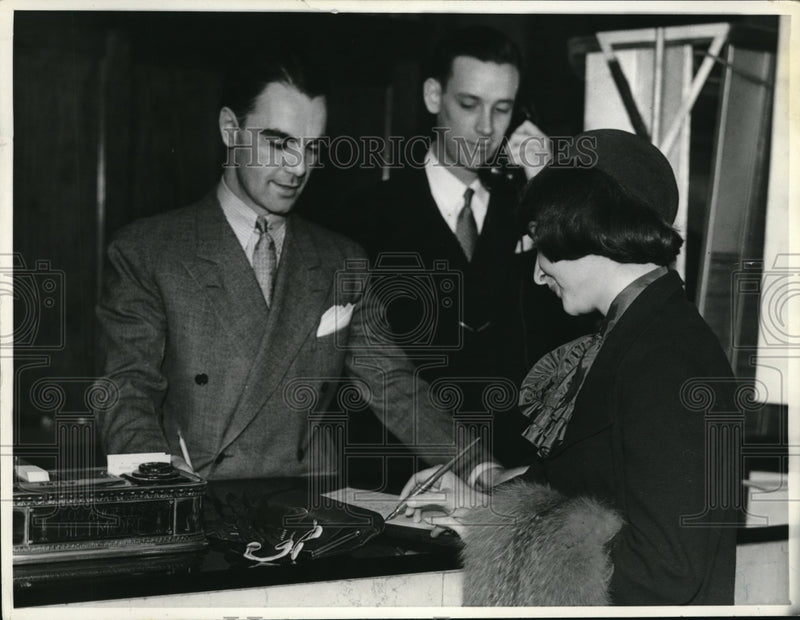 Load image into Gallery viewer, 1935 Press Photo Two Gentlemen work at Biltmore hotel in Los Angeles
